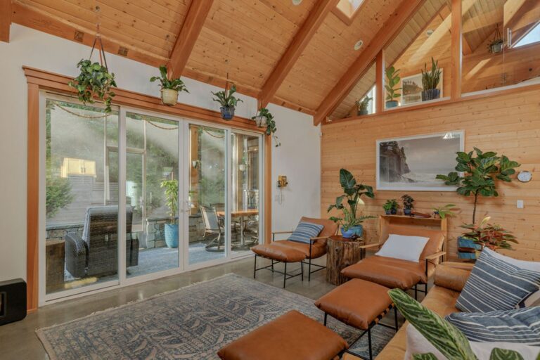 Beautiful live house plants throughout the cabin.