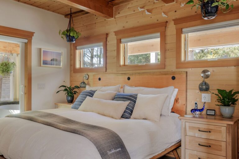 Live edge center cut headboard. Tempur-pedic king mattress with down comforter and pillows
