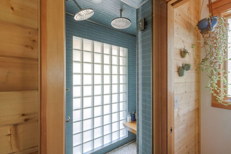 Shower has 4 body jets, shower head and rain shower as well a steamer