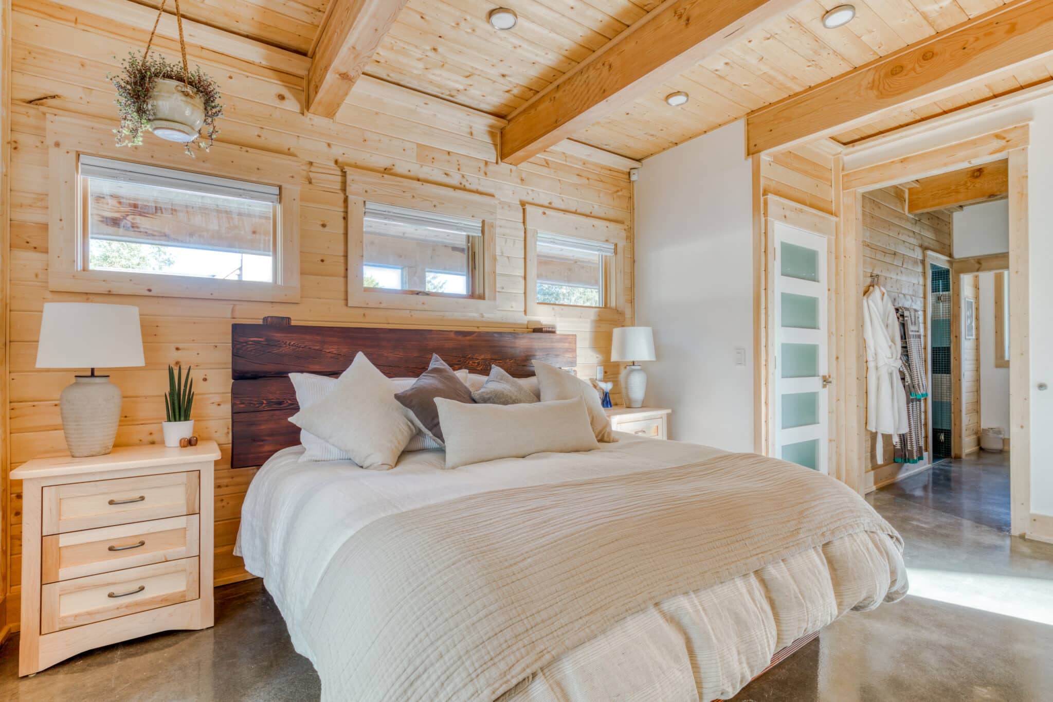 lewis-bedroom-ensuite-long-beach-wa.jpg
