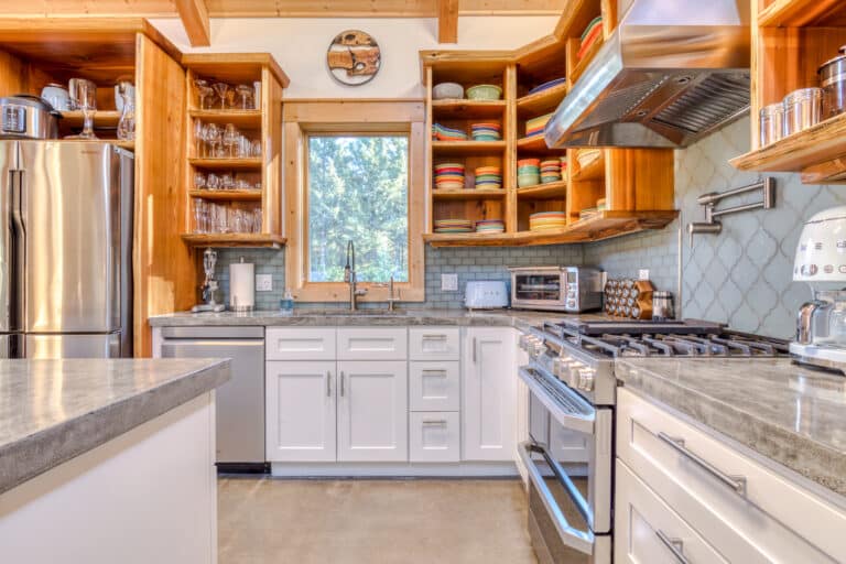 lewis-fully-stocked-kitchen-long-beach-wa.jpg