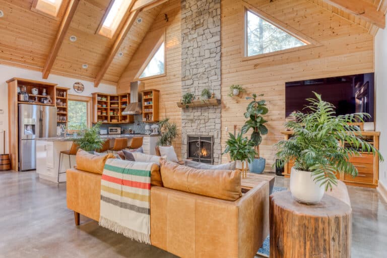 lewis-great-room-vaulted-ceiling-long-beach-wa.jpg
