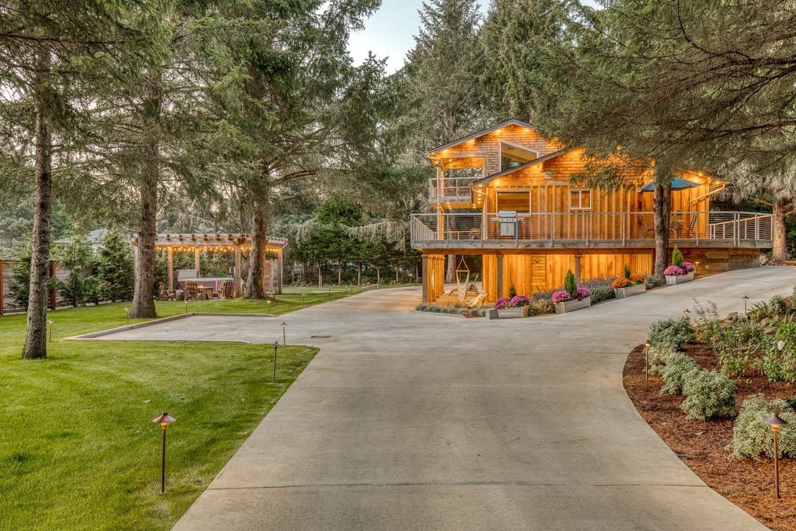 Beach Cabin - A parking spot on the left allows easier access to the wrap around driveway