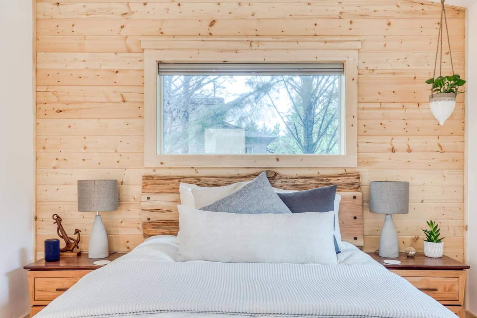 Beach Cabin - Enjoy the luxury of high end down bedding