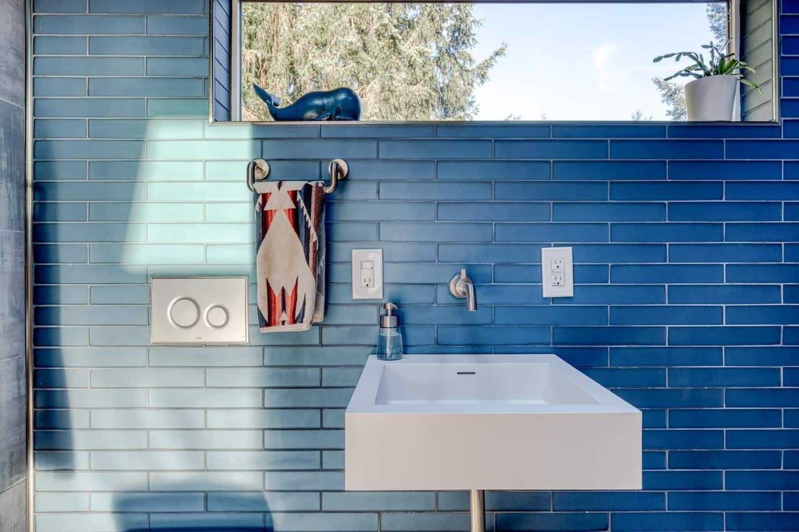 Beach Cabin - Open concept bathroom, tiled floor to ceiling