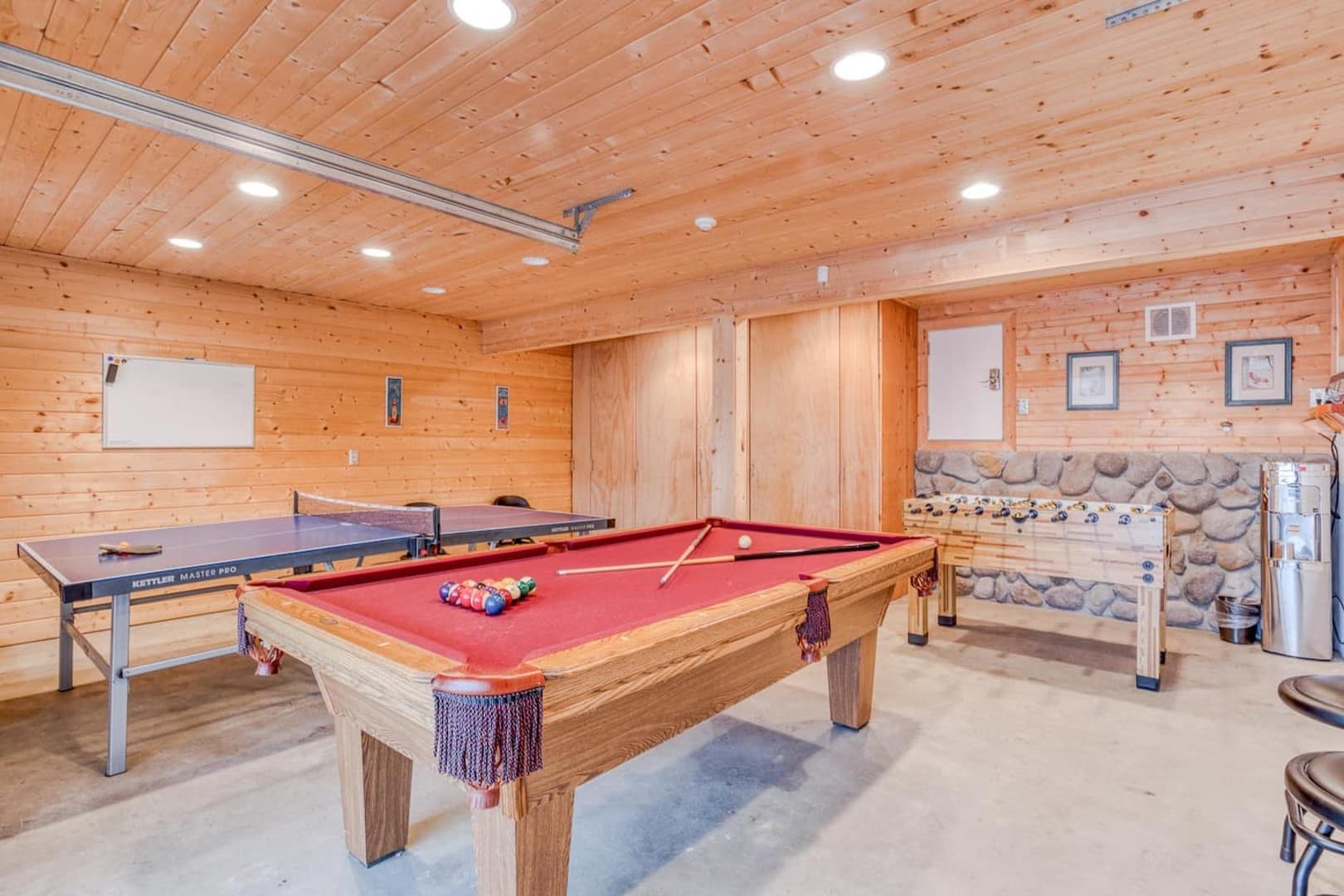 Beach Cabin - Pool table, table tennis, foosball, life size connect four, hook 21, and many more games are available