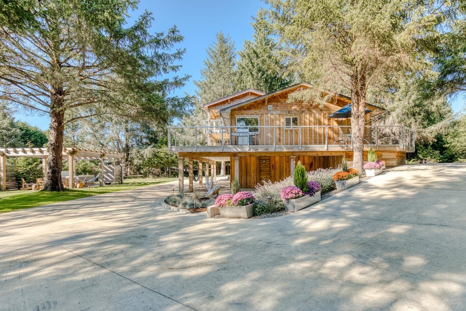 Beach Cabin - The large yard is beautifully landscaped and maintained. Flowers are planted every Spring and Fall.