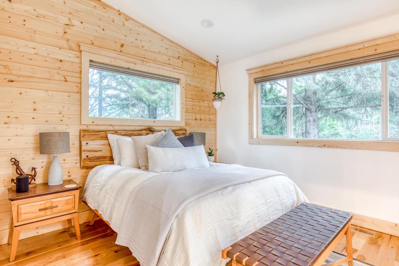 Beach Cabin - The main floor master has a queen bed with a Tempur-pedic mattress