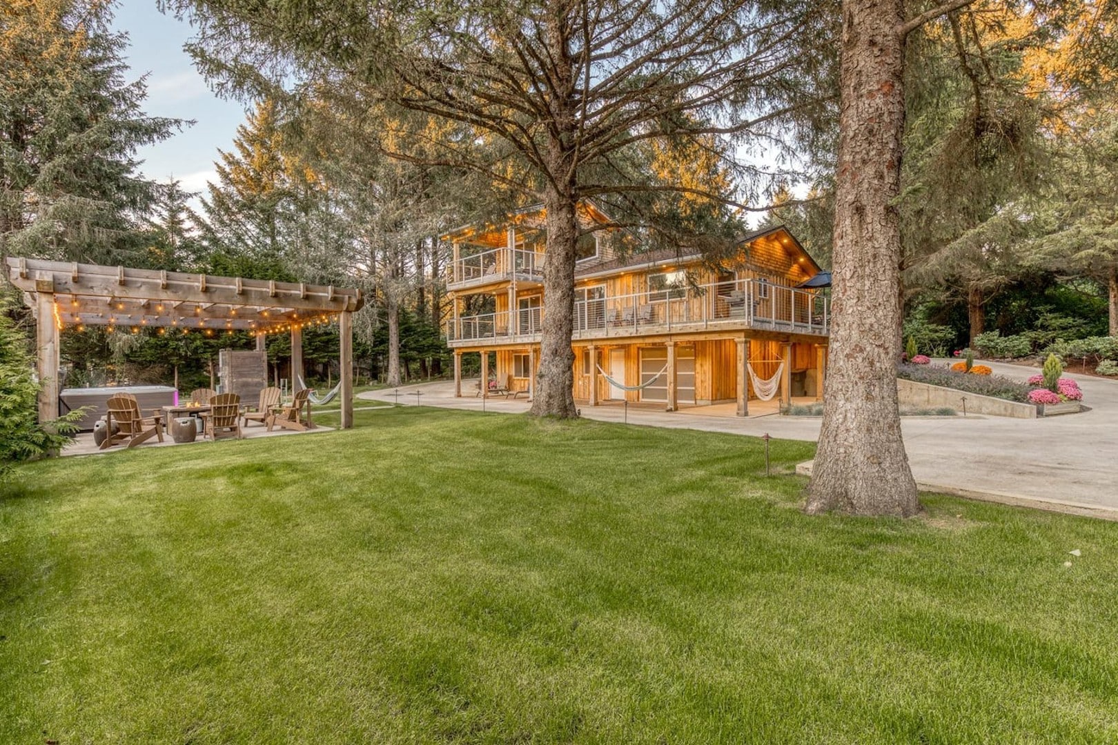 Beach Cabin - The wrap around driveway has lots of room for parking